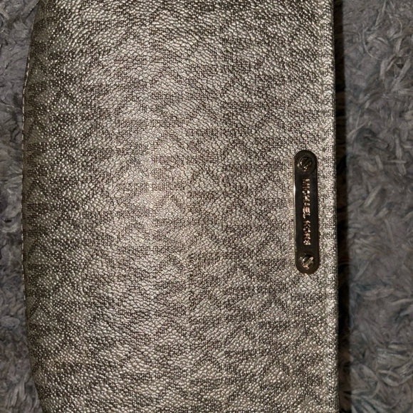 New Michael Kors Gold Cross Body Bag With Box - Picture 3 of 5